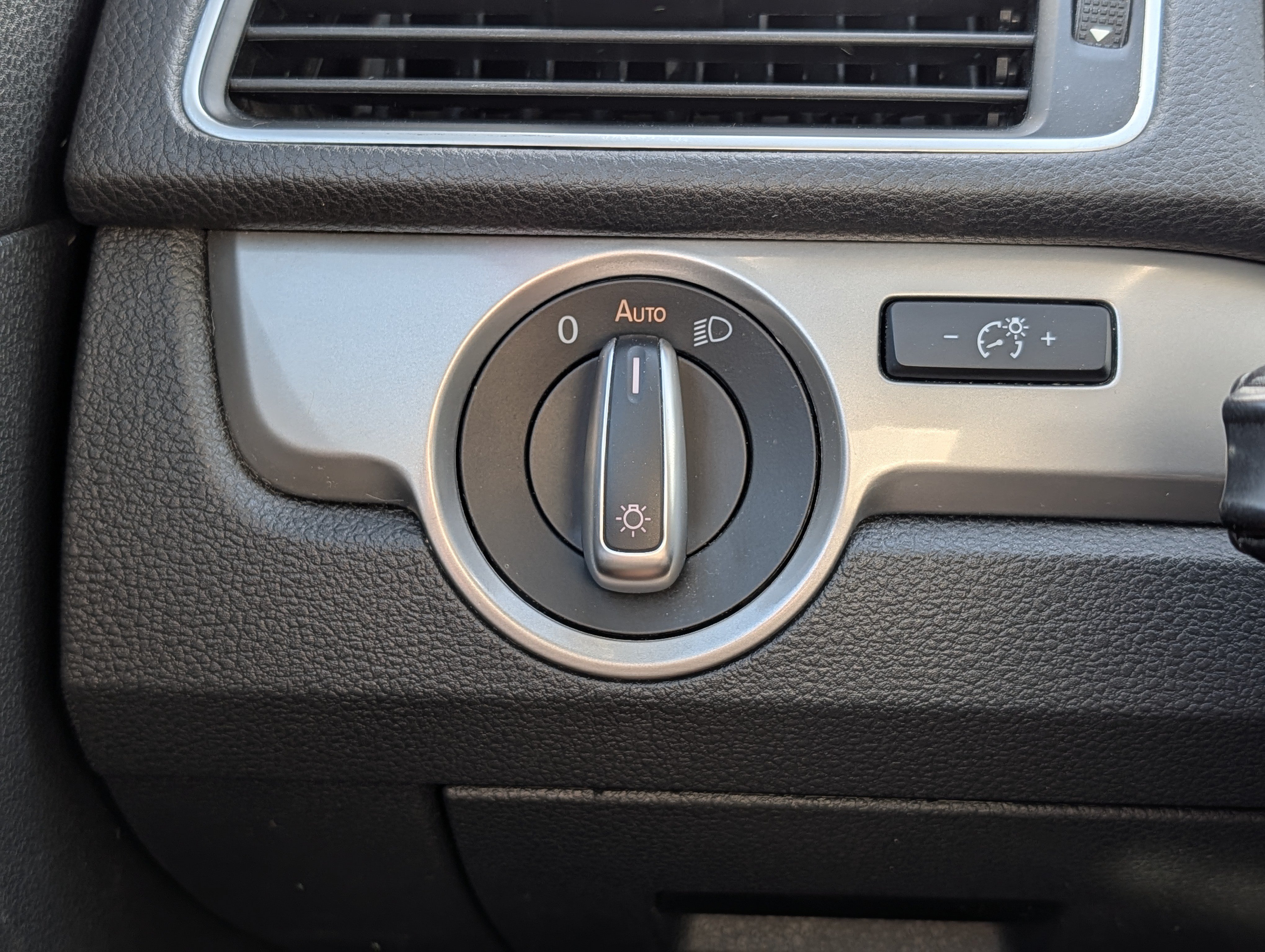 Used 2013 Volkswagen Passat 2.5 S FWD image 32