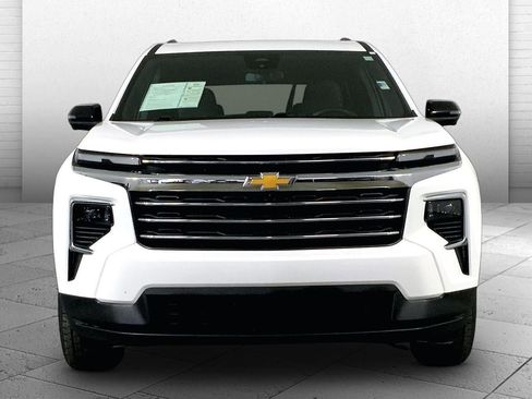 Used 2024 Chevrolet Traverse LT image 2