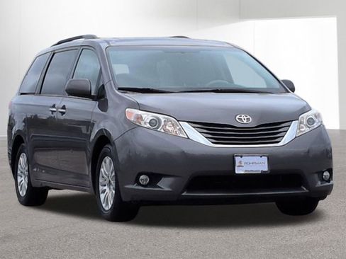 Used 2014 Toyota Sienna XLE w/ XLE Premium Package FWD image 3