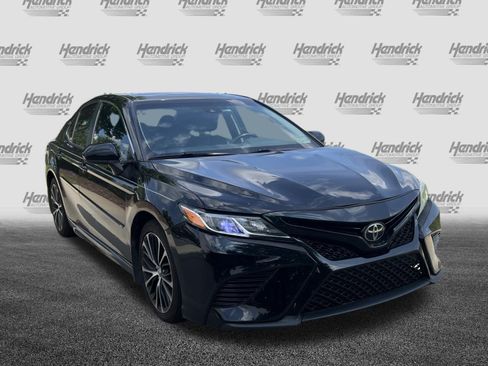 Used 2019 Toyota Camry SE FWD image 2