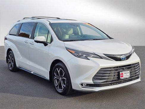 Used 2025 Toyota Sienna Platinum image 7