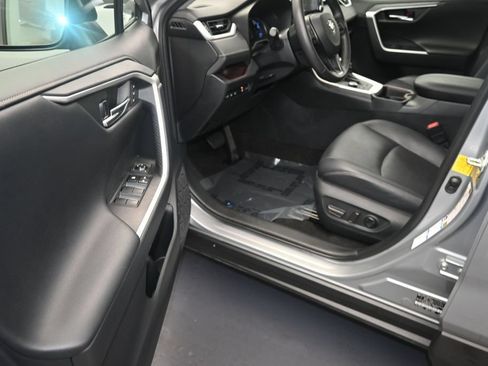 Used 2019 Toyota RAV4 Limited w/ Limited Grade Weather Package AWD/4WD image 11
