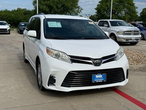 Used 2019 Toyota Sienna LE w/ LE Preferred Package FWD image 11