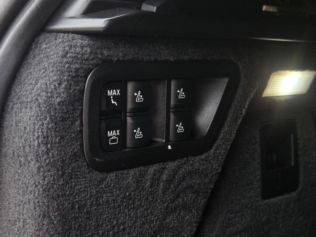 Used 2021 BMW X7 xDrive40i w/ M Sport Package AWD/4WD image 45
