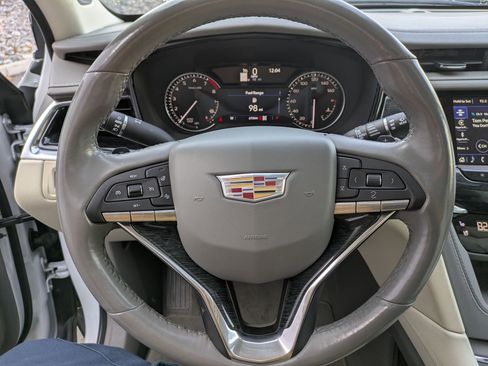 Used 2023 Cadillac XT6 Premium Luxury image 16