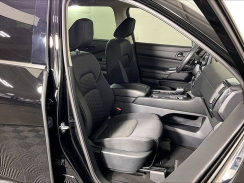 Used 2024 Nissan Pathfinder S image 10