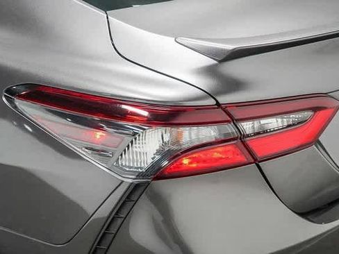 Used 2021 Toyota Camry SE image 9