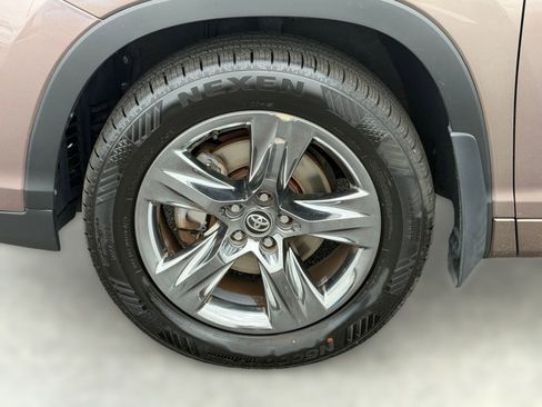 Used 2018 Toyota Highlander Limited Platinum image 12