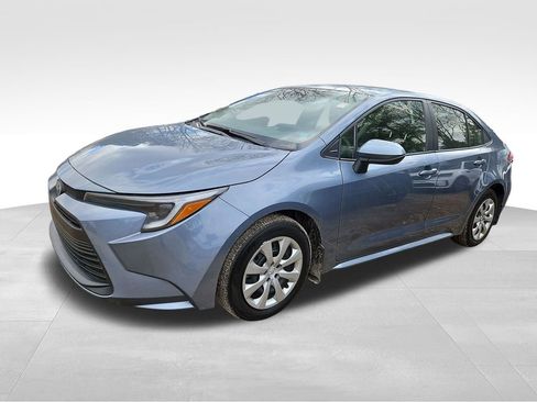 Used 2025 Toyota Corolla LE image 3