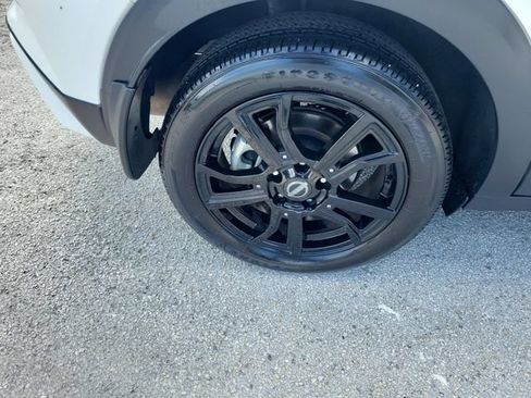 Used 2023 Nissan Kicks SR w/ SR Premium Package FWD image 7
