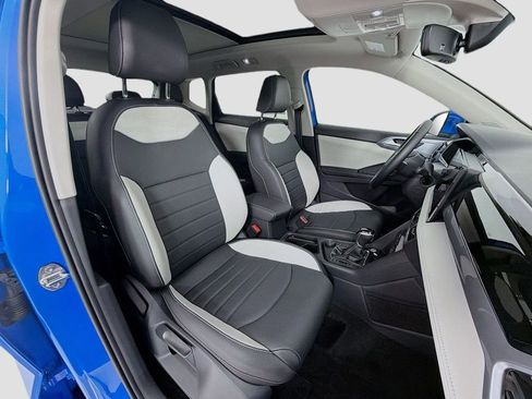 Used 2025 Volkswagen Taos SEL image 30