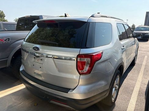 Used 2019 Ford Explorer XLT FWD image 3