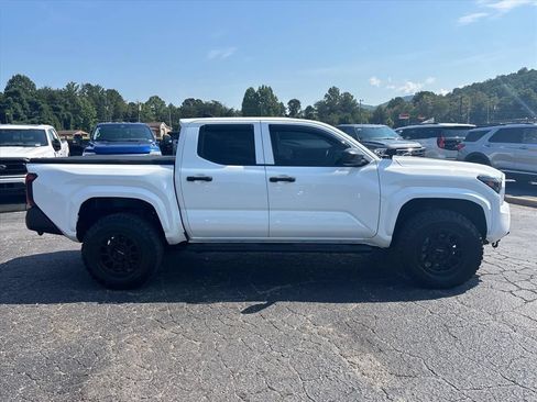 Used 2024 Toyota Tacoma SR w/ SR Upgrade Package AWD/4WD image 9