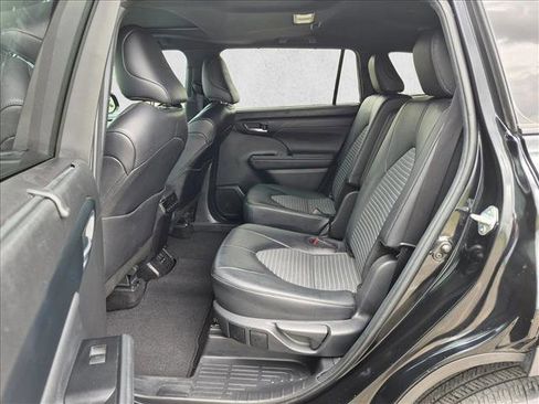 Used 2024 Toyota Highlander XSE FWD image 17