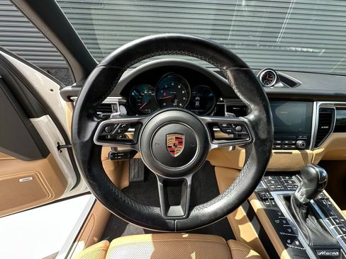 Certified 2018 Porsche Macan w/ Premium Package Plus AWD/4WD image 21