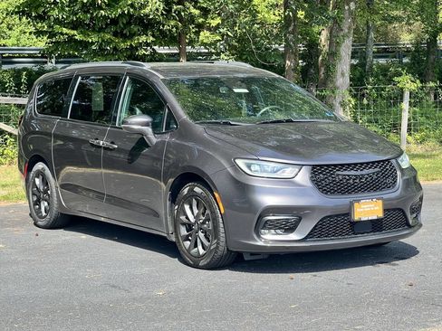 Used 2021 Chrysler Pacifica Touring-L w/ S Appearance Package FWD image 1