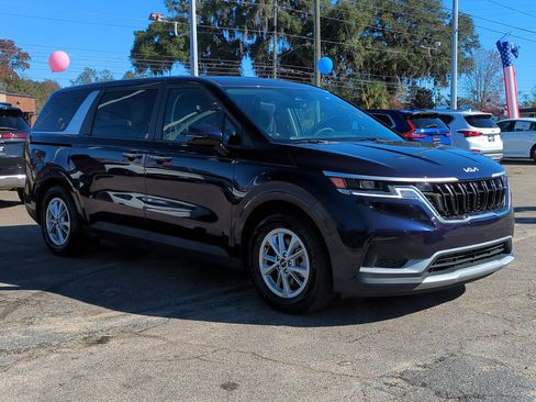 Certified 2024 Kia Carnival LX image 3