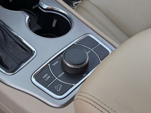 Used 2020 Jeep Grand Cherokee Limited image 27