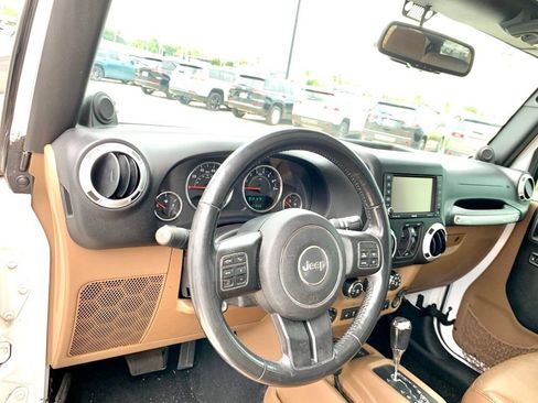 Used 2014 Jeep Wrangler Unlimited Sahara w/ Connectivity Group AWD/4WD image 12