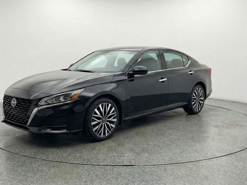 Used 2025 Nissan Altima 2.5 SV image 3