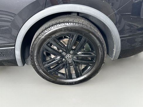 Used 2022 Volkswagen Tiguan SE R-Line image 11