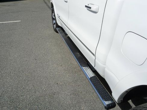 Used 2019 RAM 1500 Laramie AWD/4WD image 11