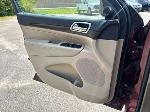 Used 2018 Jeep Grand Cherokee Laredo image 27