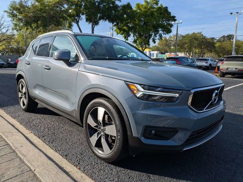 Used 2022 Volvo XC40 T5 Momentum w/ Premium Package image 8
