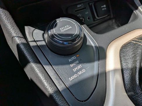 Used 2017 Jeep Cherokee Sport AWD/4WD image 32