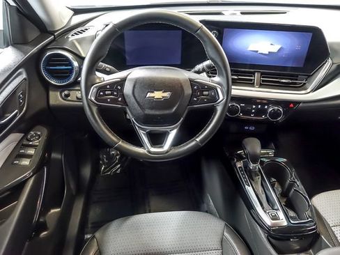 Used 2025 Chevrolet Trax LT w/ LT Convenience Package FWD image 16