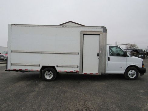 Used 2022 GMC Savana 3500 Extended w/ Power Convenience Package RWD image 2