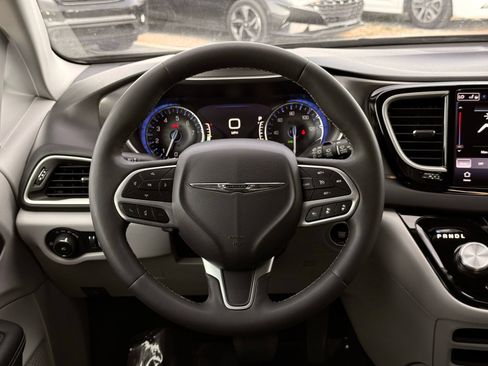 Used 2023 Chrysler Pacifica Touring-L FWD image 35