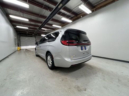 Used 2024 Chrysler Pacifica Touring-L image 6