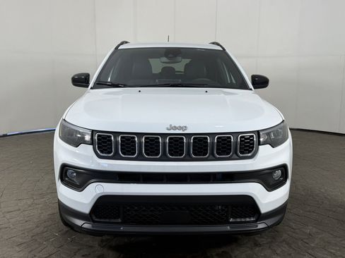 Used 2026 Jeep Compass Latitude AWD/4WD image 2