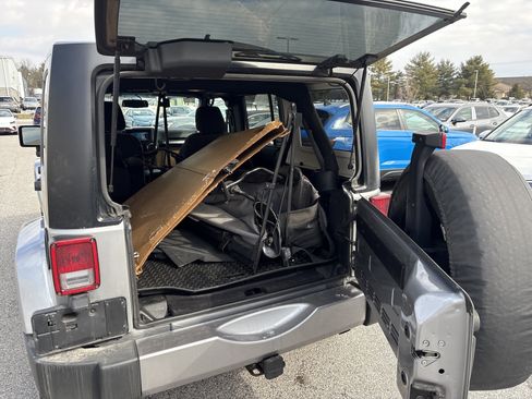 Used 2017 Jeep Wrangler Unlimited Sahara image 10