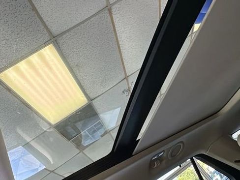 Used 2020 Ford Explorer Limited image 23