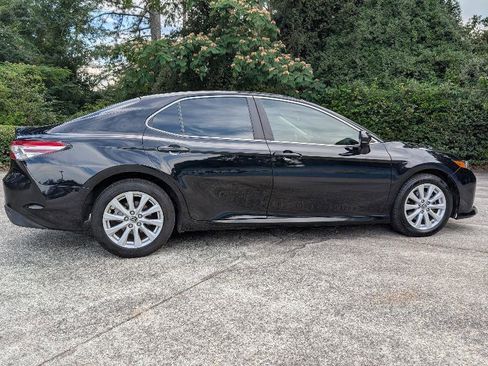 Used 2018 Toyota Camry LE FWD image 4