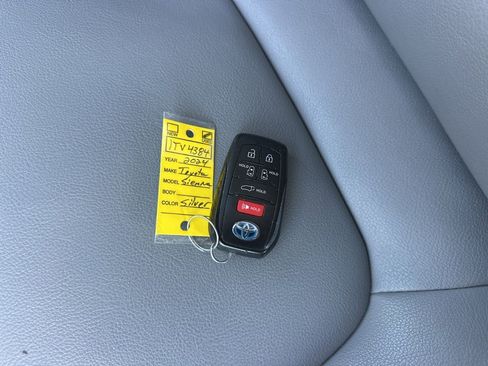 Used 2024 Toyota Sienna XLE image 36