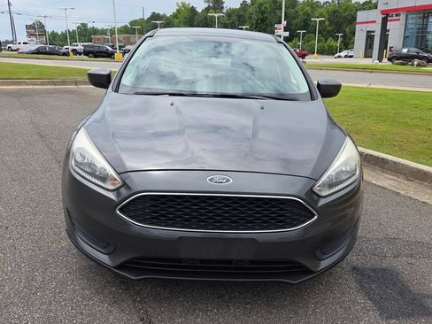 Used 2018 Ford Focus SE FWD image 2