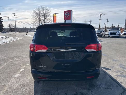 Used 2023 Chrysler Voyager LX image 6
