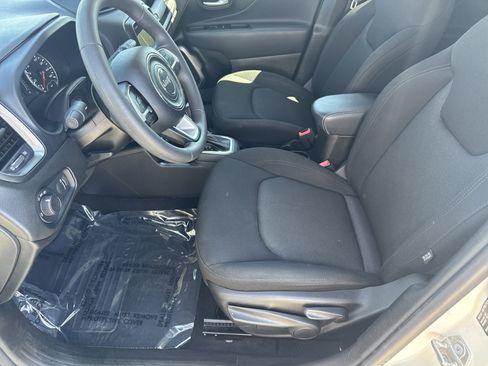 Used 2023 Jeep Renegade Latitude AWD/4WD image 9