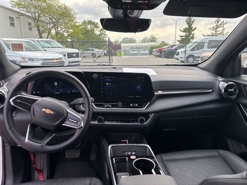 Used 2025 Chevrolet Equinox LT w/ Convenience Package II FWD image 3