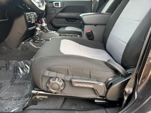 Used 2020 Jeep Gladiator Overland AWD/4WD image 5