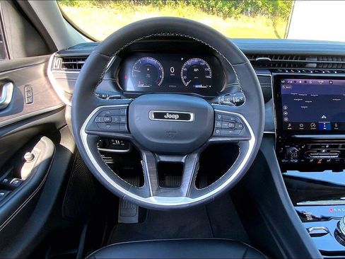 Used 2023 Jeep Grand Cherokee L Limited AWD/4WD image 5