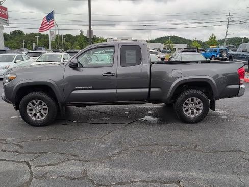 Used 2017 Toyota Tacoma SR5 w/ Tow Package AWD/4WD image 5