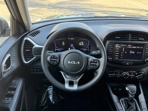 Used 2025 Kia Soul LX w/ LX Technology Package FWD image 24