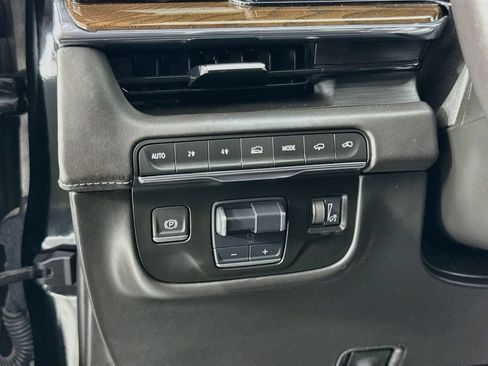 Used 2024 Cadillac Escalade ESV Premium Luxury Platinum AWD/4WD image 10