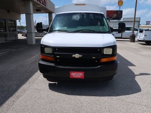 Used 2017 Chevrolet Express 3500 RWD image 2