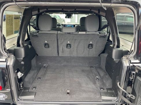 Used 2025 Jeep Wrangler Unlimited Sahara image 8