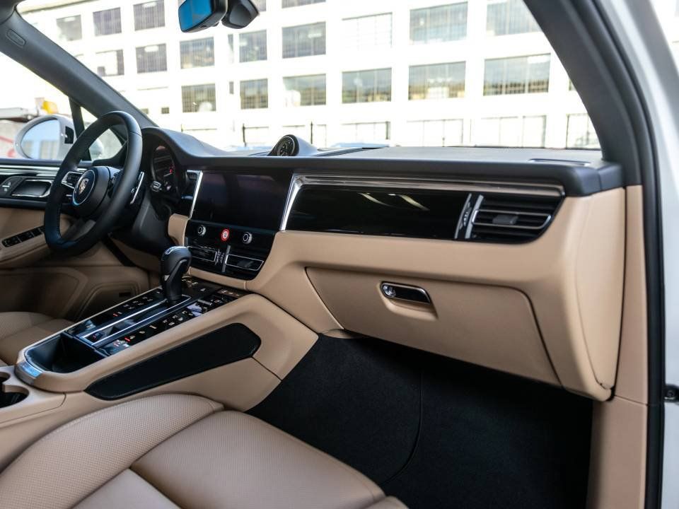 Certified 2026 Porsche Macan AWD/4WD image 34